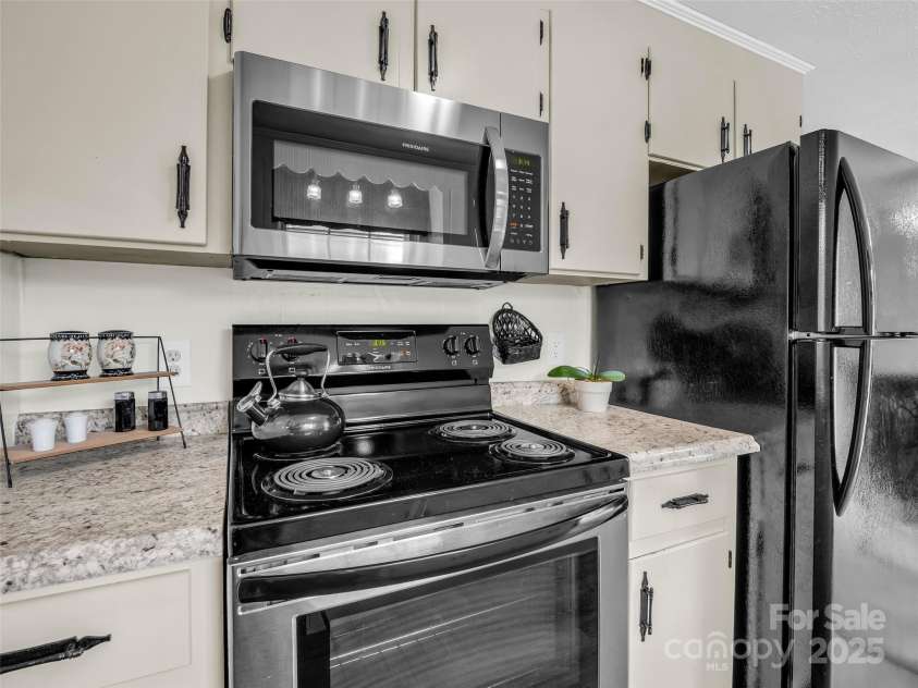 65 Brookside Drive, Hendersonville, NC 28792.  MLS# CAR4259209, YatesRealty ID 10359. 