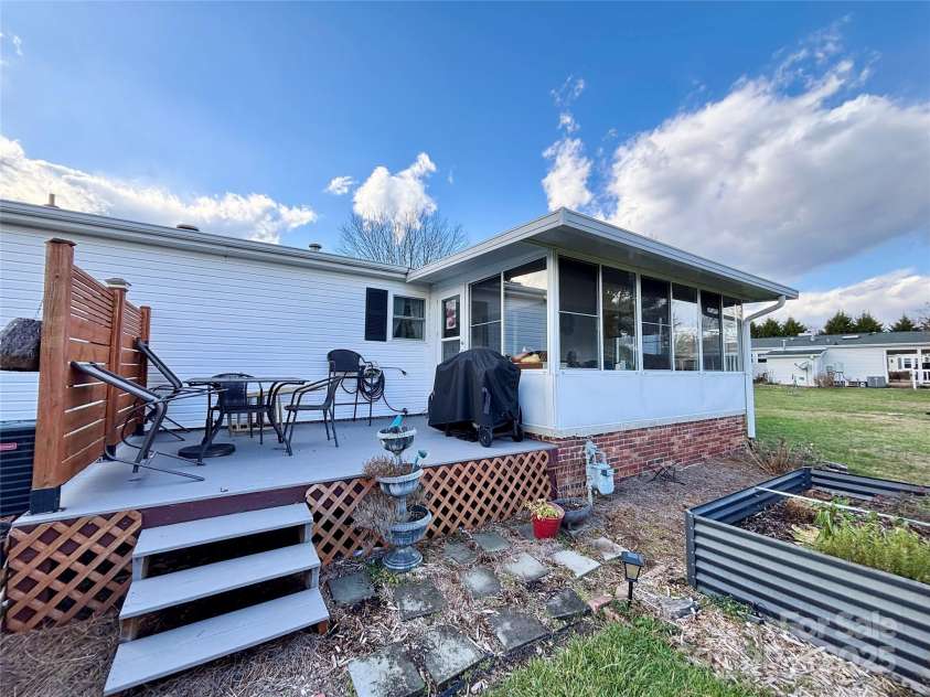 209 Red Birch Court, Hendersonville, NC 28739.  MLS# CAR4210112, YatesRealty ID 10362. 