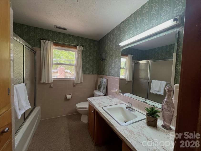 1004 Hoke Street, Kannapolis, NC 28081.  MLS# CAR4368033, YatesRealty ID 10363. Full bathroom on main