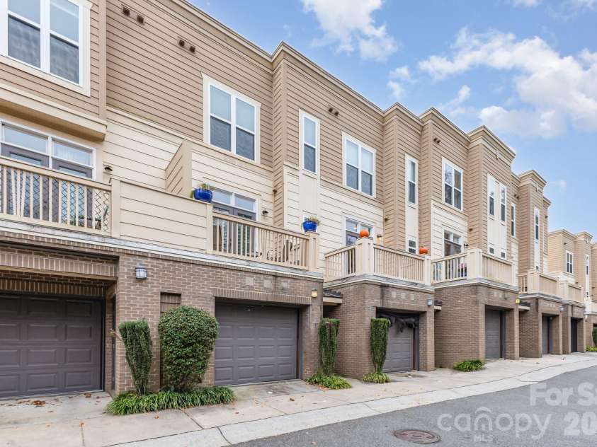 239 Dotger Avenue, Charlotte, NC 28207.  MLS# CAR4319791, YatesRealty ID 10367. 