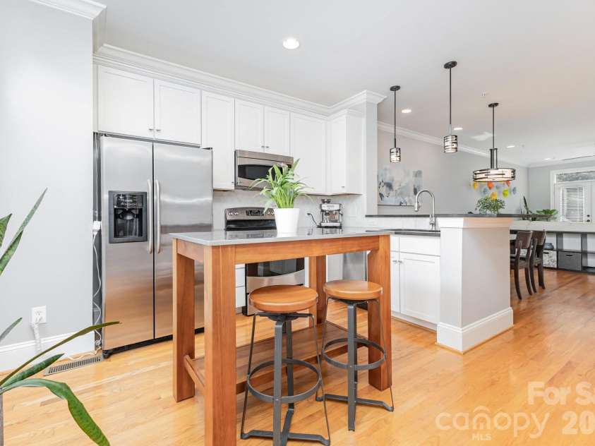 239 Dotger Avenue, Charlotte, NC 28207.  MLS# CAR4319791, YatesRealty ID 10367. 