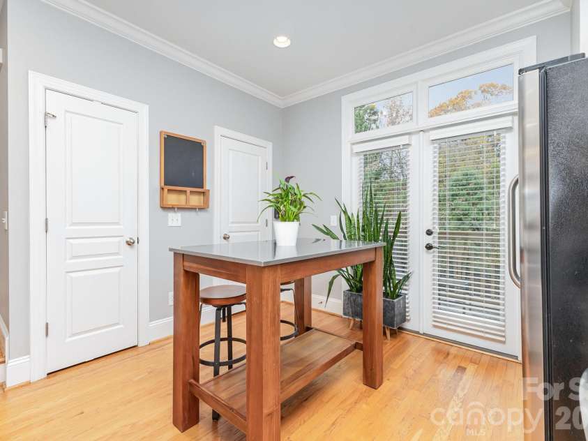 239 Dotger Avenue, Charlotte, NC 28207.  MLS# CAR4319791, YatesRealty ID 10367. 
