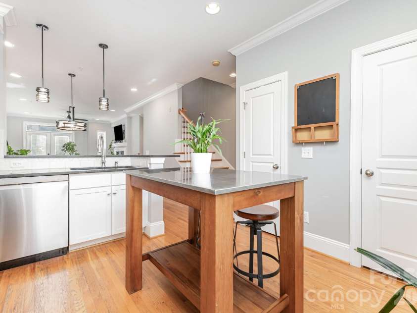 239 Dotger Avenue, Charlotte, NC 28207.  MLS# CAR4319791, YatesRealty ID 10367. 