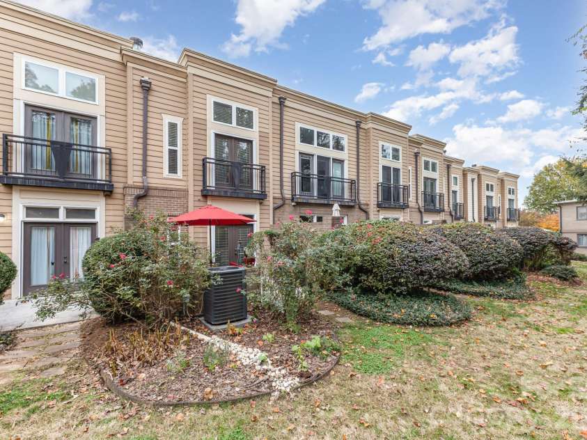 239 Dotger Avenue, Charlotte, NC 28207.  MLS# CAR4319791, YatesRealty ID 10367. 
