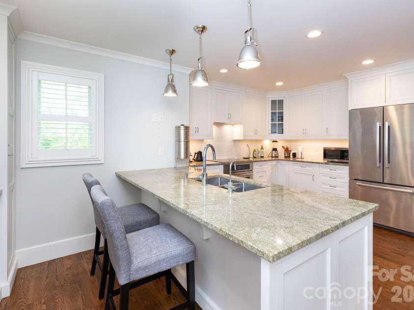 11 Lila Lane, Clyde, NC 28721.  MLS# CAR4424951, YatesRealty ID 10372. Breakfast Bar