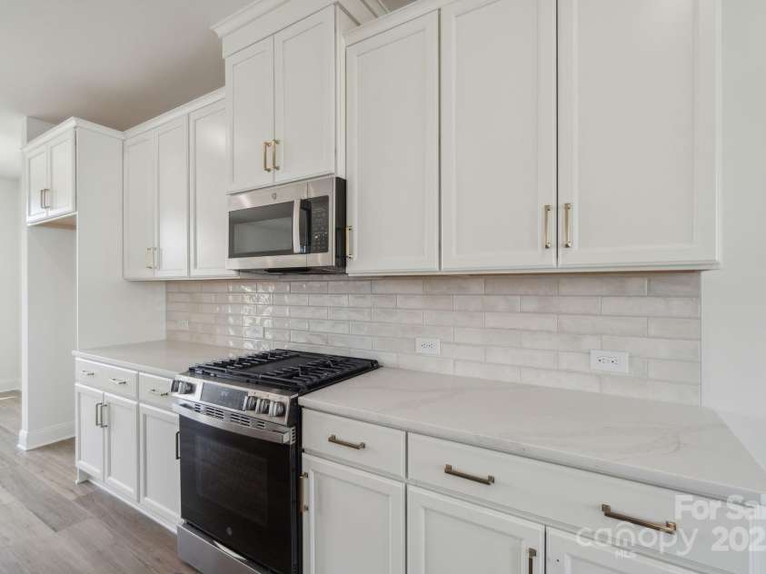 9239 Delancey Lane, Concord, NC 28027.  MLS# CAR4234338, YatesRealty ID 10372. Gas Range