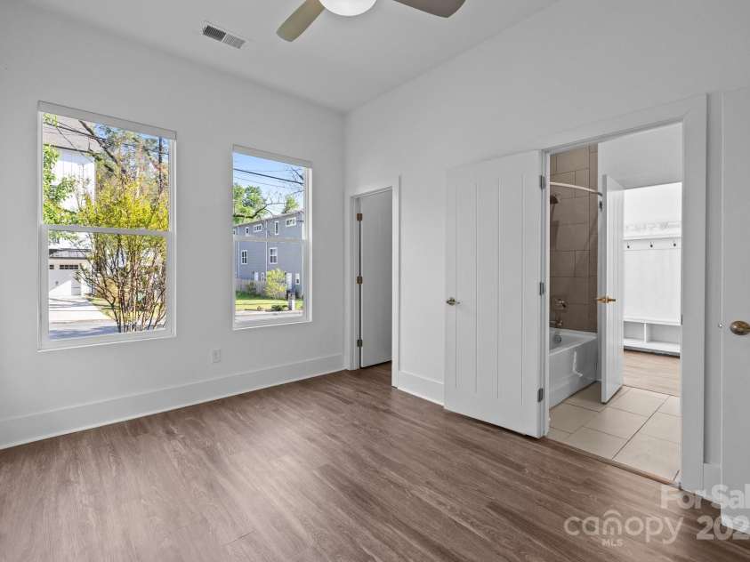 1121 Alexander Street, Charlotte, NC 28206.  MLS# CAR4245079, YatesRealty ID 10374. 