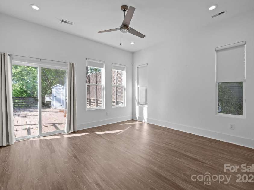1121 Alexander Street, Charlotte, NC 28206.  MLS# CAR4245079, YatesRealty ID 10374. 
