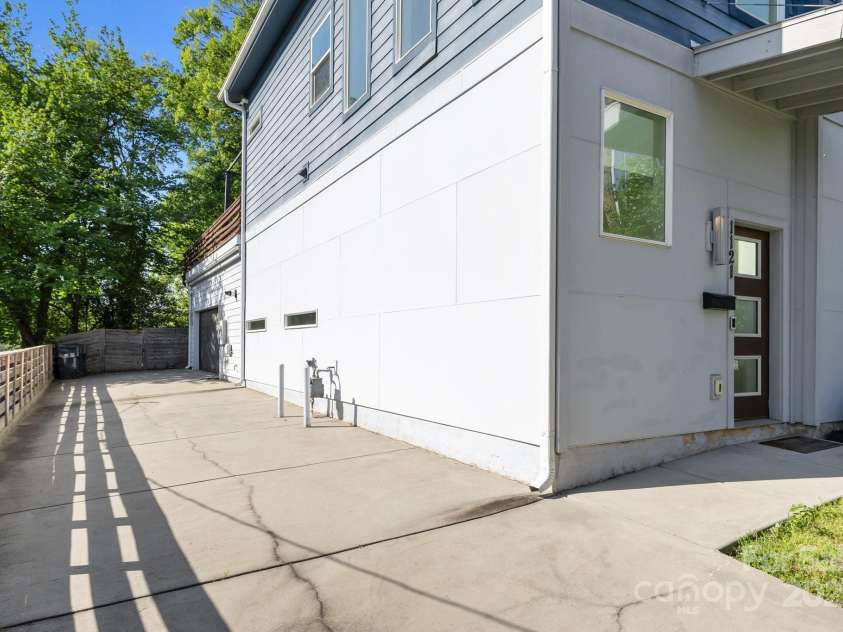 1121 Alexander Street, Charlotte, NC 28206.  MLS# CAR4245079, YatesRealty ID 10374. 