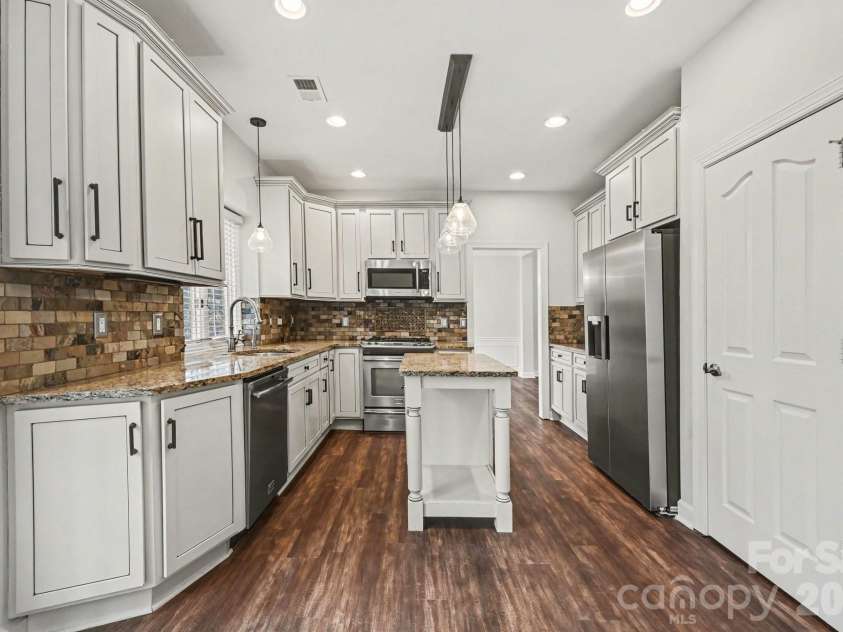 5805 Swanston Drive, Charlotte, NC 28269.  MLS# CAR4345984, YatesRealty ID 10378. 