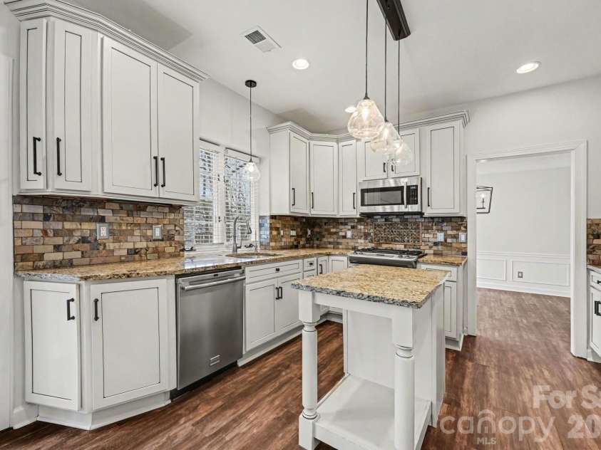 5805 Swanston Drive, Charlotte, NC 28269.  MLS# CAR4345984, YatesRealty ID 10378. 