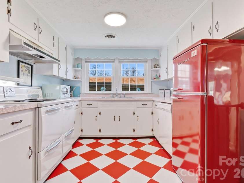 8 Concord Road, Asheville, NC 28803.  MLS# CAR4363970, YatesRealty ID 10379. 