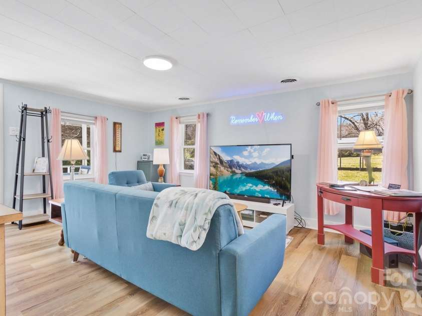8 Concord Road, Asheville, NC 28803.  MLS# CAR4363970, YatesRealty ID 10379. 