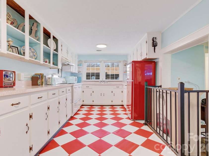 8 Concord Road, Asheville, NC 28803.  MLS# CAR4363970, YatesRealty ID 10379. 