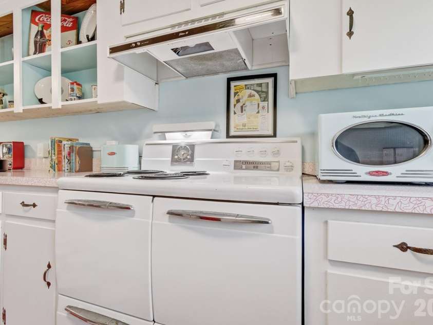 8 Concord Road, Asheville, NC 28803.  MLS# CAR4363970, YatesRealty ID 10379. 