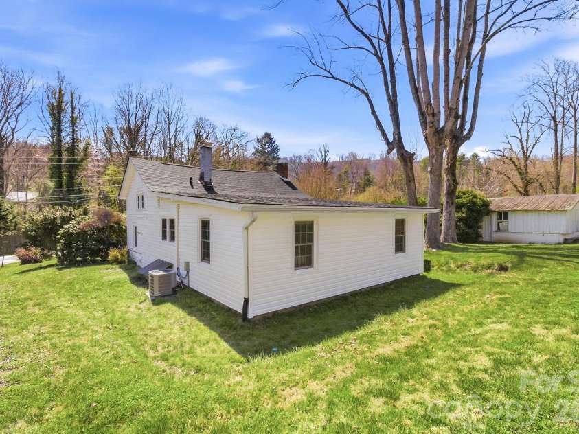 8 Concord Road, Asheville, NC 28803.  MLS# CAR4363970, YatesRealty ID 10379. 