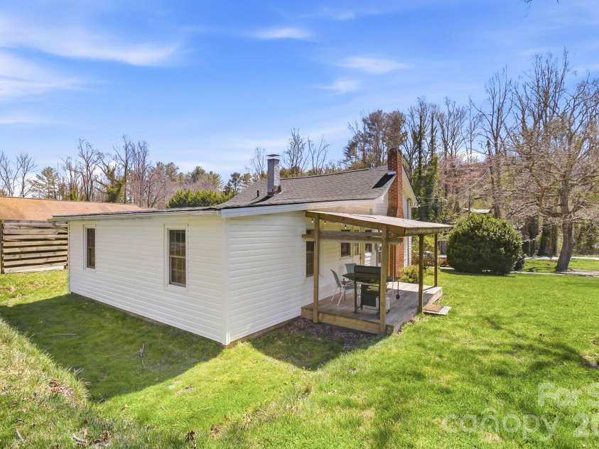 8 Concord Road, Asheville, NC 28803.  MLS# CAR4363970, YatesRealty ID 10379. 