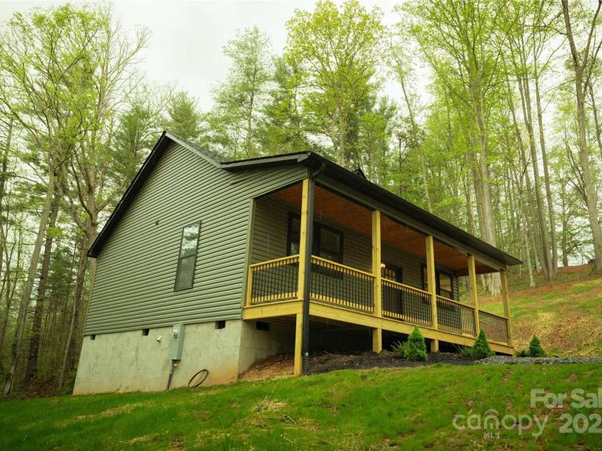60 Country Cove Court, Leicester, NC 28748.  MLS# CAR4220406, YatesRealty ID 10380. 