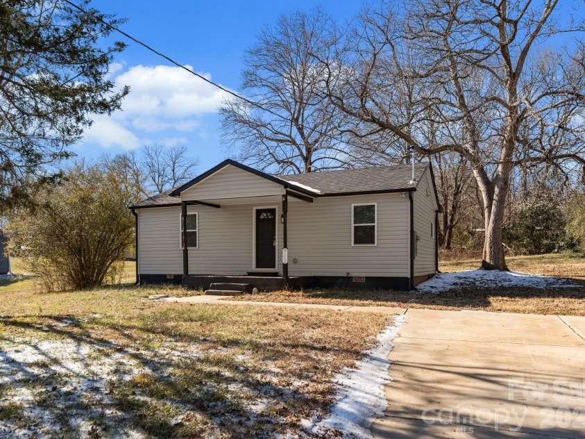 915 Second Street, Kings Mountain, NC 28086.  MLS# CAR4339998, YatesRealty ID 10381. 