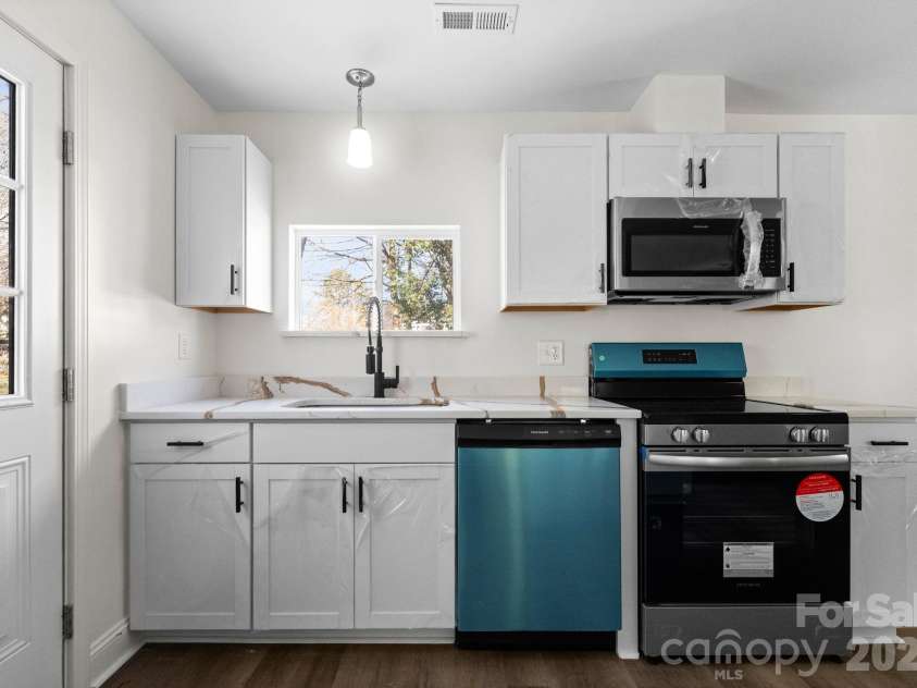 915 Second Street, Kings Mountain, NC 28086.  MLS# CAR4339998, YatesRealty ID 10381. 