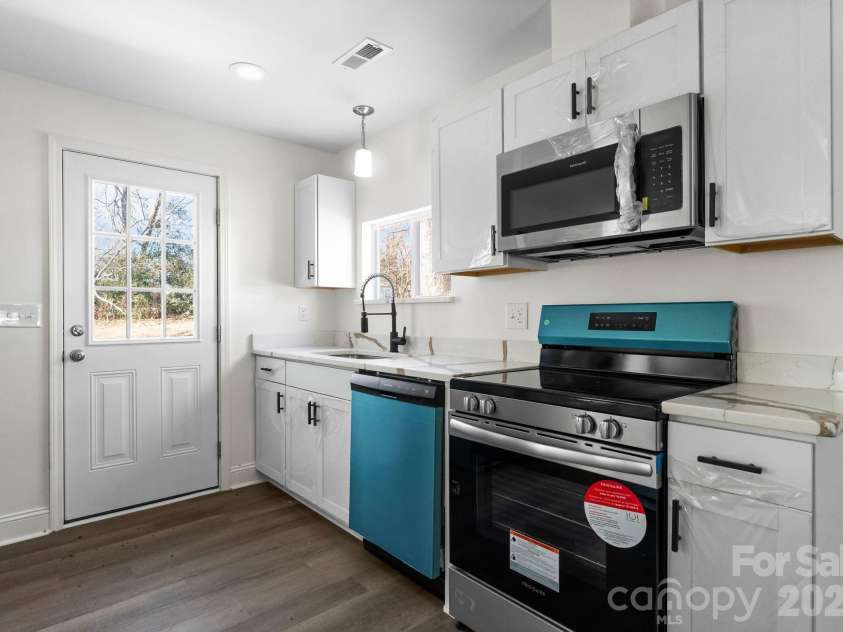 915 Second Street, Kings Mountain, NC 28086.  MLS# CAR4339998, YatesRealty ID 10381. 