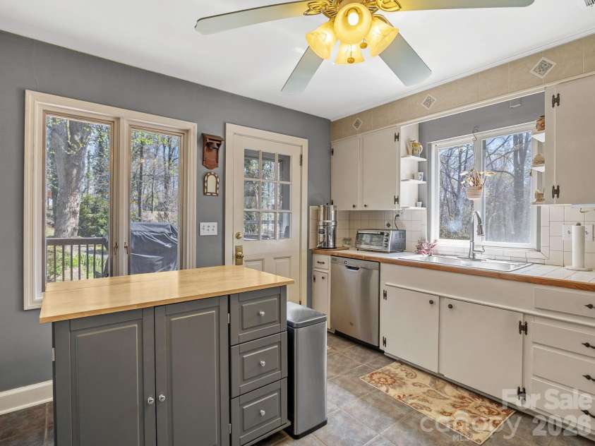 7 Rippy Hill Lane, Tryon, NC 28782.  MLS# CAR4366540, YatesRealty ID 10382. 