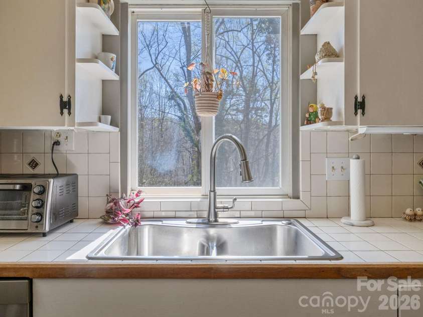 7 Rippy Hill Lane, Tryon, NC 28782.  MLS# CAR4366540, YatesRealty ID 10382. 