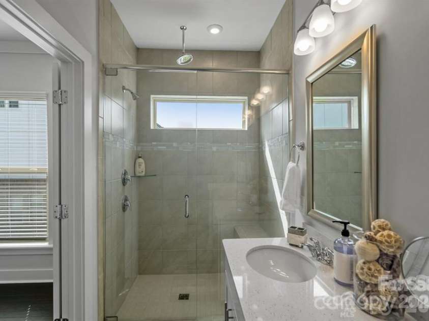 12119 Brooklyn Avenue, Charlotte, NC 28204.  MLS# CAR4300115, YatesRealty ID 10385. Master Bath