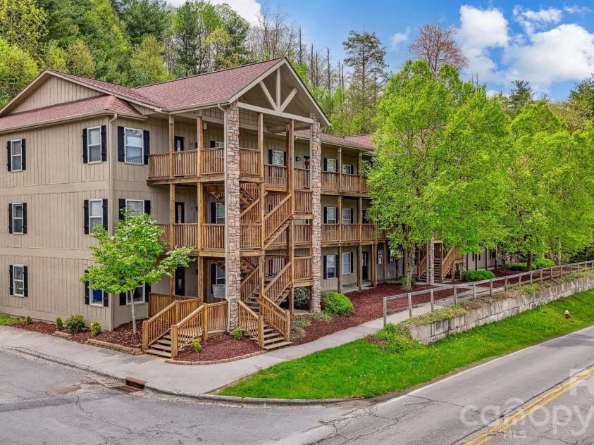 800 Meadowview Drive, Boone, NC 28607.  MLS# CAR4360075, YatesRealty ID 10386. 