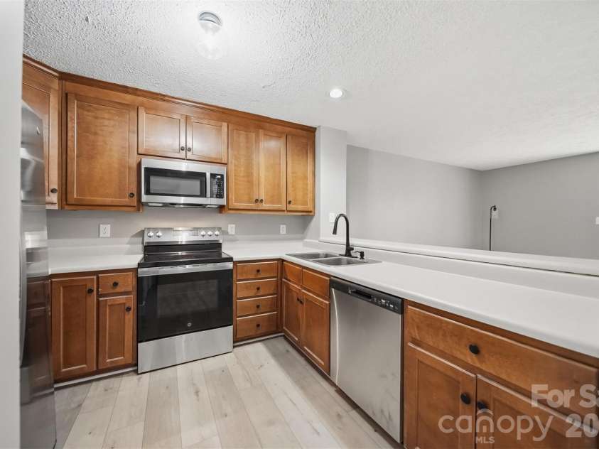 800 Meadowview Drive, Boone, NC 28607.  MLS# CAR4360075, YatesRealty ID 10386. 
