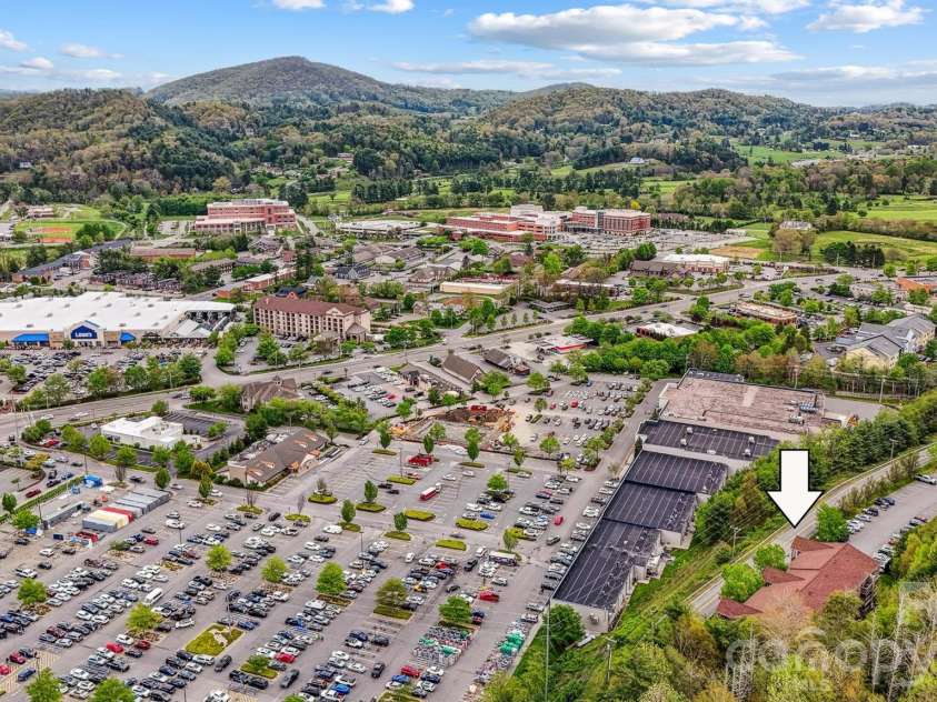 800 Meadowview Drive, Boone, NC 28607.  MLS# CAR4360075, YatesRealty ID 10386. 