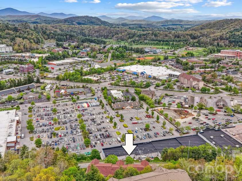 800 Meadowview Drive, Boone, NC 28607.  MLS# CAR4360075, YatesRealty ID 10386. 
