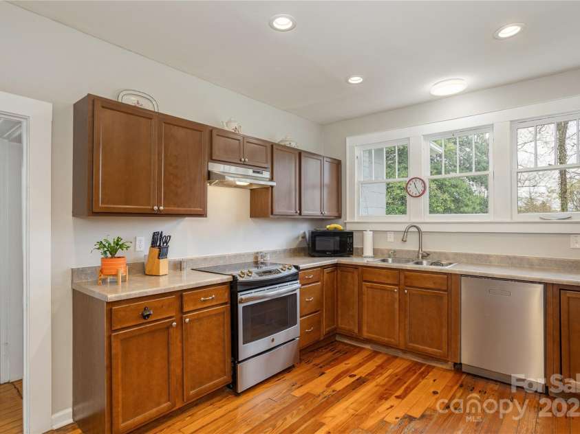 506 Blue Ridge Road, East Flat Rock, NC 28726.  MLS# CAR4329461, YatesRealty ID 10388. 