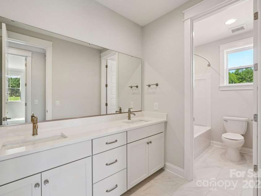 15009 Brownleigh Lane, Huntersville, NC 28078.  MLS# CAR4195439, YatesRealty ID 1039. Primary bath