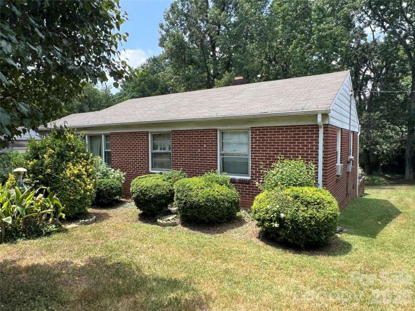 2523 Druid Hills Way, Charlotte, NC 28206.  MLS# CAR4362129, YatesRealty ID 10390. 