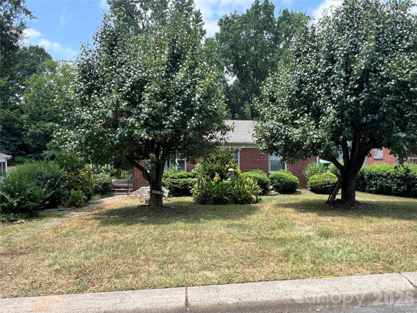 2523 Druid Hills Way, Charlotte, NC 28206.  MLS# CAR4362129, YatesRealty ID 10390. 