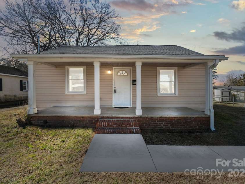 505 Kings Mountain Street, Clover, SC 29710.  MLS# CAR4219776, YatesRealty ID 10390. 