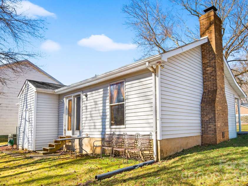 5620 Running Wood Lane, Charlotte, NC 28215.  MLS# CAR4343916, YatesRealty ID 10394. 