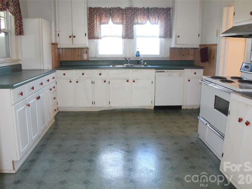 113 Williams Way, Morganton, NC 28655.  MLS# CAR4343952, YatesRealty ID 10396. 