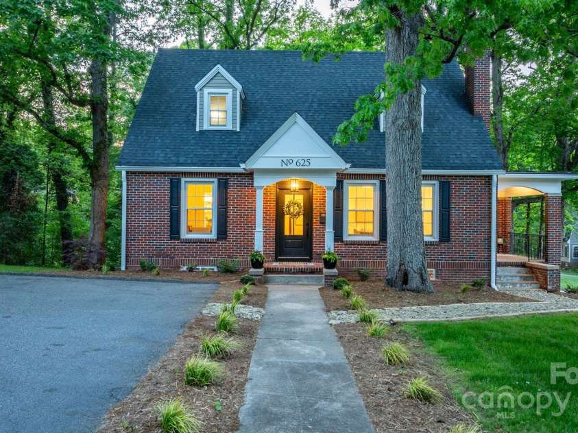 625 4th Street Drive, Hickory, NC 28601.  MLS# CAR4247906, YatesRealty ID 10398. 