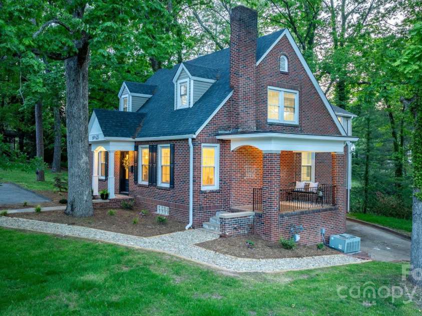 625 4th Street Drive, Hickory, NC 28601.  MLS# CAR4247906, YatesRealty ID 10398. 