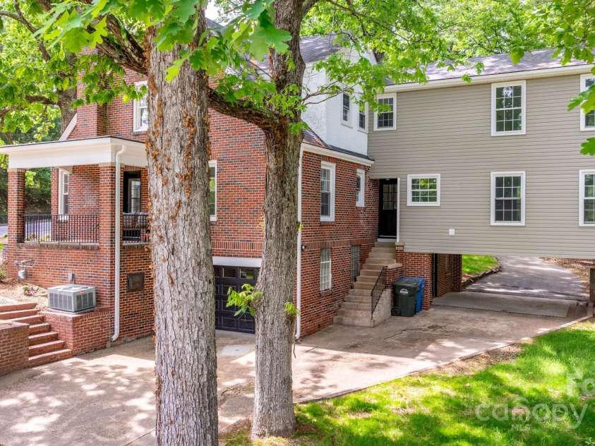 625 4th Street Drive, Hickory, NC 28601.  MLS# CAR4247906, YatesRealty ID 10398. 
