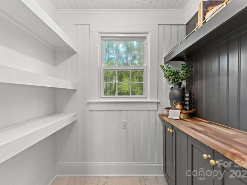 625 4th Street Drive, Hickory, NC 28601.  MLS# CAR4247906, YatesRealty ID 10398. 