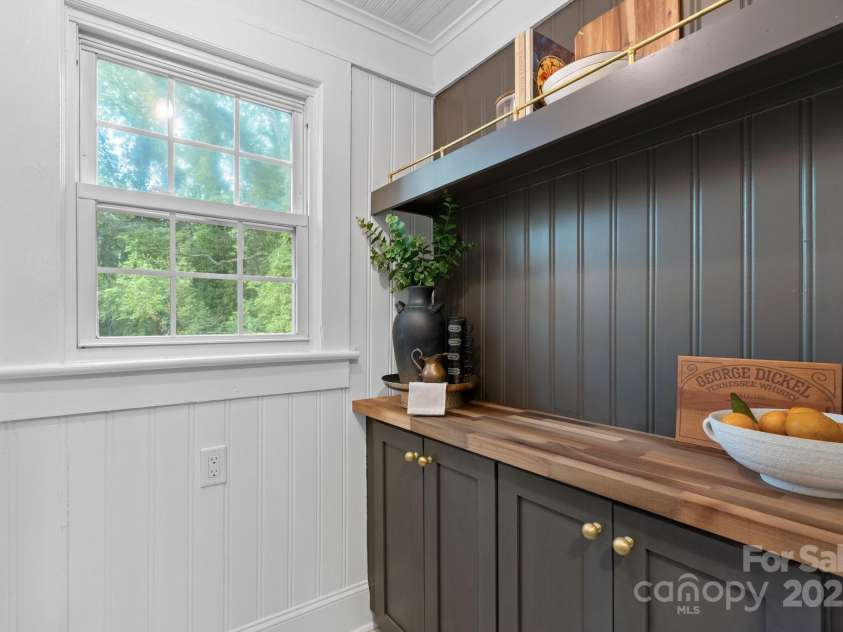 625 4th Street Drive, Hickory, NC 28601.  MLS# CAR4247906, YatesRealty ID 10398. 