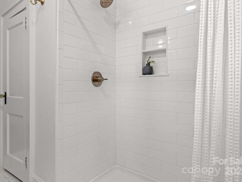 625 4th Street Drive, Hickory, NC 28601.  MLS# CAR4247906, YatesRealty ID 10398. 