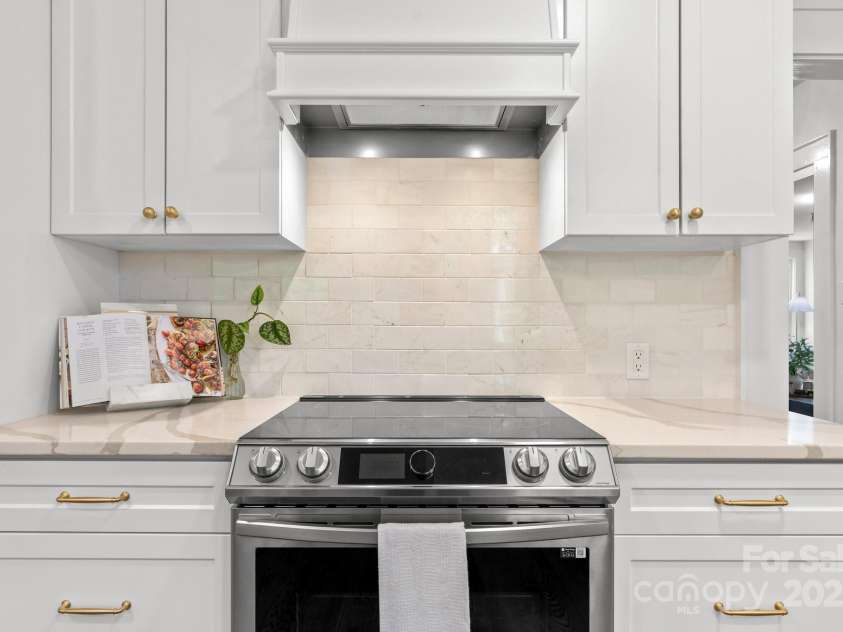 625 4th Street Drive, Hickory, NC 28601.  MLS# CAR4247906, YatesRealty ID 10398. 