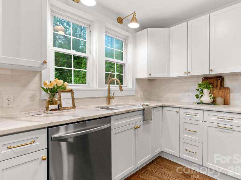 625 4th Street Drive, Hickory, NC 28601.  MLS# CAR4331325, YatesRealty ID 10398. 