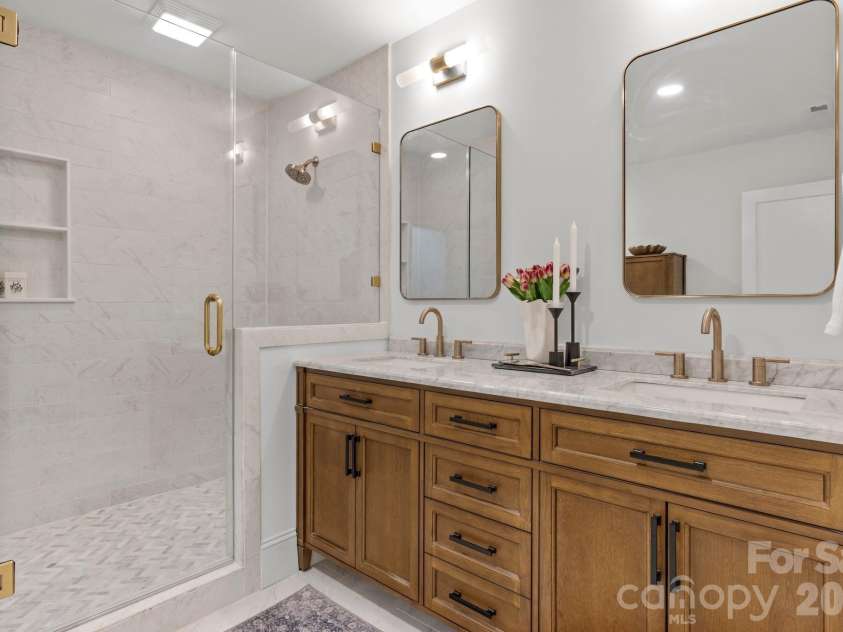 625 4th Street Drive, Hickory, NC 28601.  MLS# CAR4331325, YatesRealty ID 10398. 