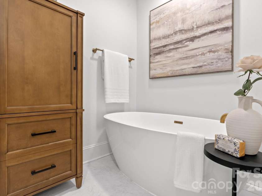 625 4th Street Drive, Hickory, NC 28601.  MLS# CAR4331325, YatesRealty ID 10398. 