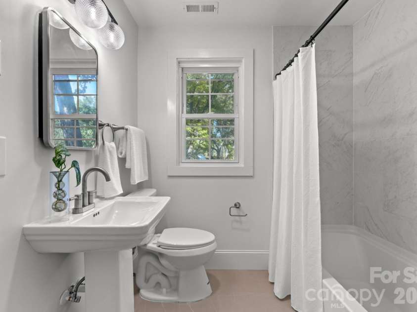 625 4th Street Drive, Hickory, NC 28601.  MLS# CAR4331325, YatesRealty ID 10398. 